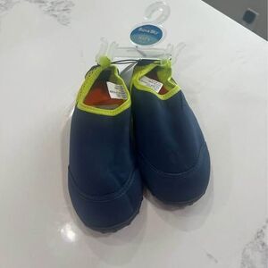 NWT Water Shoe Youth Size 13-1 Toddlers Sun & Sky green on dark blue